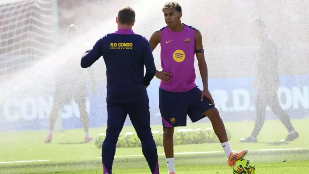 لامين، إلى جانب فليك، في التدريب