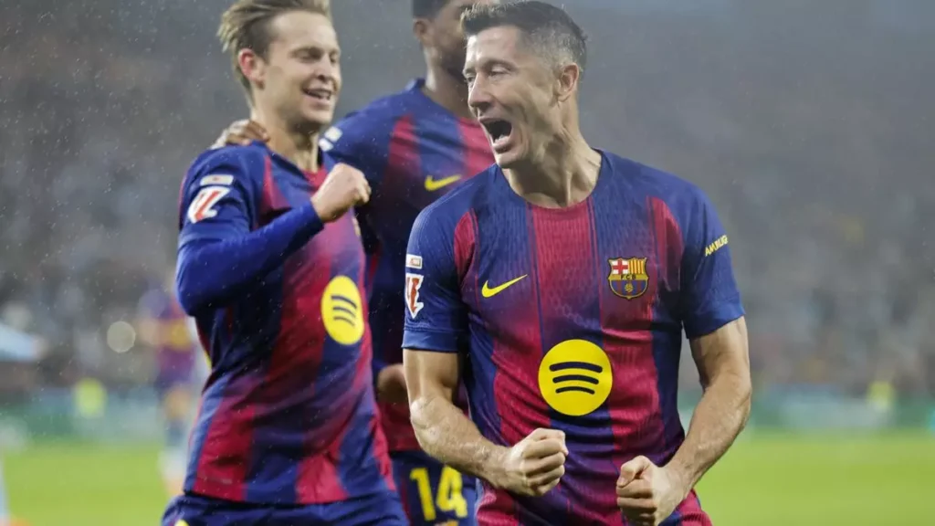 ليفاندوفسكي يحتفل بهدفه الأول خلال مباراة سيلتا فيغو وبرشلونة