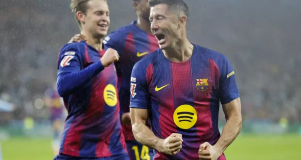 ليفاندوفسكي يحتفل بهدفه الأول خلال مباراة سيلتا فيغو وبرشلونة