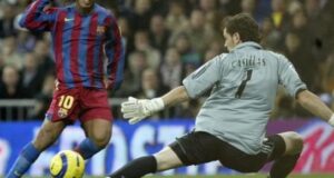 تغلب رونالدينيو على كاسياس في المباراة التي انتهت بفوز ريال مدريد 0-3 في البرنابيو في موسم 2005-2006 وتلقى تصفيقًا حارًا من جماهير ريال مدريد.