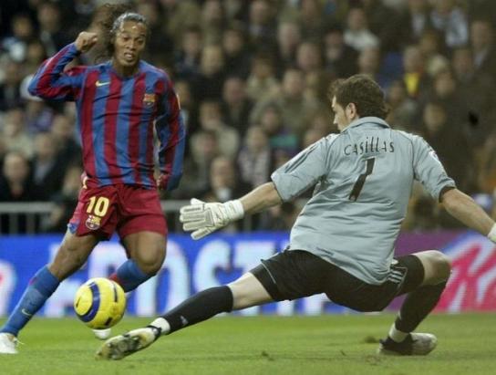 تغلب رونالدينيو على كاسياس في المباراة التي انتهت بفوز ريال مدريد 0-3 في البرنابيو في موسم 2005-2006 وتلقى تصفيقًا حارًا من جماهير ريال مدريد.