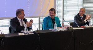 جوان لابورتا، خافيير سالا إي مارتن ورافا يوستي، في صورة أرشيفية