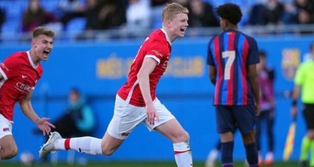 كيس سميت يحتفل بهدفه الرائع في ملعب يوهان كرويف أرينا في دوري أبطال أوروبا للشباب 2022-23 مع لامين يامال الذي يندب حظه خلفه