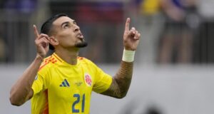 دانييل مونيوز يحتفل بهدفه في مباراة كولومبيا وباراجواي في كوبا أمريكا