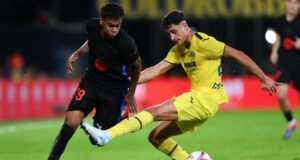 لامين يامال يسقط على يد سيرجي كاردونا في مباراة فياريال وبرشلونة في الدوري الإسباني 2024-25