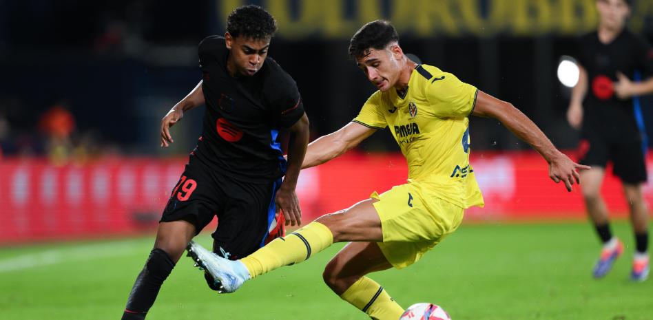 لامين يامال يسقط على يد سيرجي كاردونا في مباراة فياريال وبرشلونة في الدوري الإسباني 2024-25