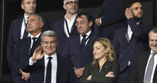 لابورتا يلوح من المدرجات في مباراة سيلتا فيجو وبرشلونة