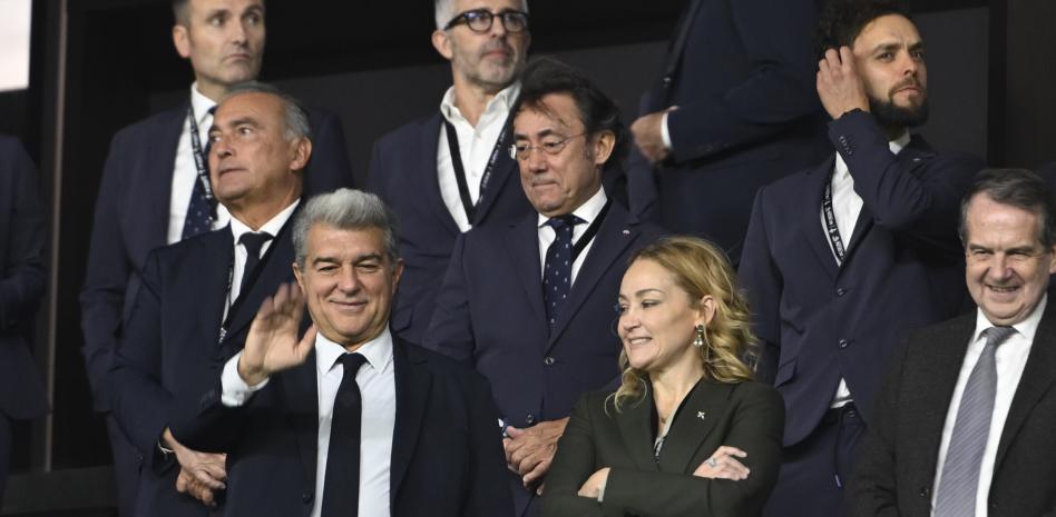 لابورتا يلوح من المدرجات في مباراة سيلتا فيجو وبرشلونة