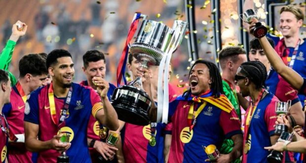 واحتفل لاعبو برشلونة بفوزهم على ريال مدريد داخل الملعب ولم يسلموا من الصفعات المرحة.