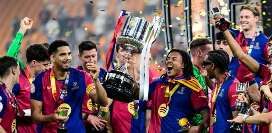 واحتفل لاعبو برشلونة بفوزهم على ريال مدريد داخل الملعب ولم يسلموا من الصفعات المرحة.