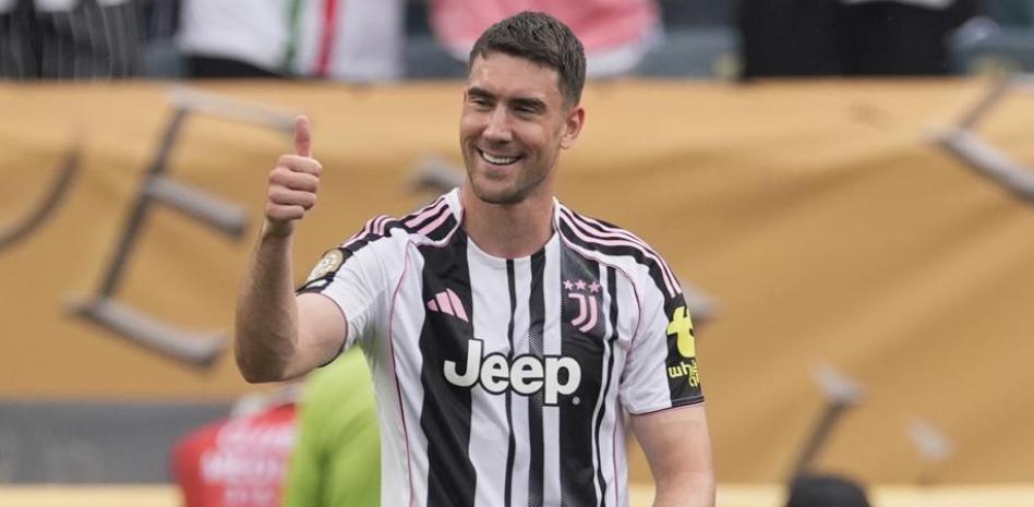 سيبقى دوسان فلاهوفيتش، المهاجم الصربي البالغ من العمر 25 عامًا، والذي ينتهي عقده مع يوفنتوس في عام 2026، في النادي ما لم يتغير الوضع.