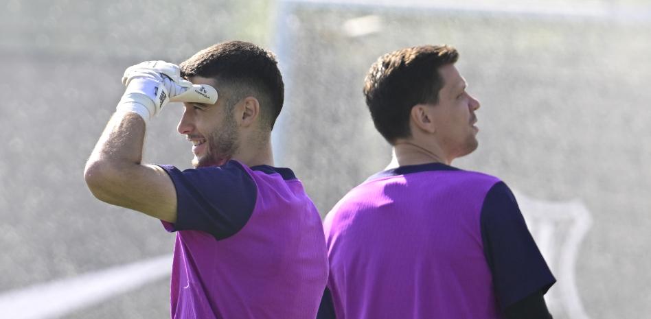 إحصائية خوان غارسيا ضد تشيزني تحمل علامة استفهام 2 تشيزني وخوان غارسيا، خلال جلسة تدريبية لبرشلونة في Ciutat Esportiva