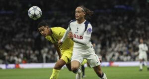 تشافي سيمونز، خلال مباراة في دوري أبطال أوروبا ضد فياريال