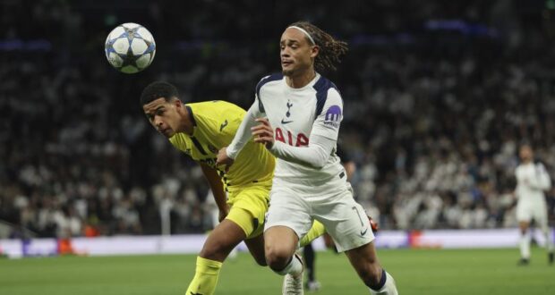 تشافي سيمونز، خلال مباراة في دوري أبطال أوروبا ضد فياريال