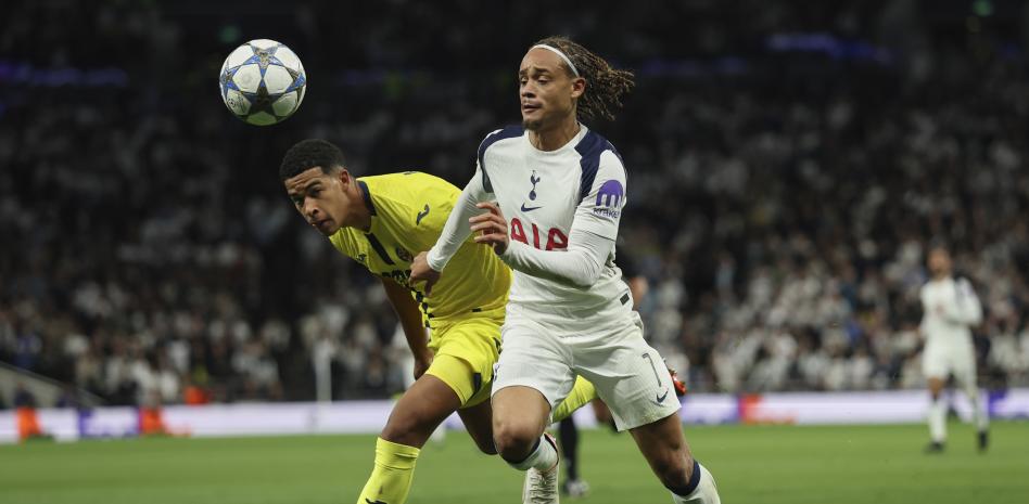 تشافي سيمونز، خلال مباراة في دوري أبطال أوروبا ضد فياريال