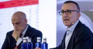 خافيير جوميز، المدير العام لرابطة الدوري الإسباني، مع رئيس رابطة أصحاب العمل، خافيير تيباس، في صورة أرشيفية