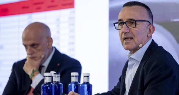 خافيير جوميز، المدير العام لرابطة الدوري الإسباني، مع رئيس رابطة أصحاب العمل، خافيير تيباس، في صورة أرشيفية