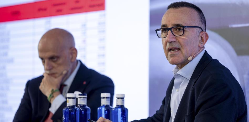 خافيير جوميز، المدير العام لرابطة الدوري الإسباني، مع رئيس رابطة أصحاب العمل، خافيير تيباس، في صورة أرشيفية