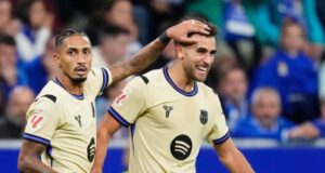 رافينيا وإريك غارسيا، في آخر مباراة للبلوغرانا ارتدى فيها قميص كوبي، ضد أوفييدو في تارتيري.