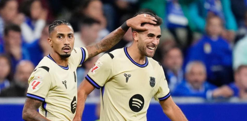 رافينيا وإريك غارسيا، في آخر مباراة للبلوغرانا ارتدى فيها قميص كوبي، ضد أوفييدو في تارتيري.