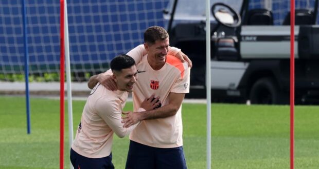 روني باردغي وروبرت ليفاندوفسكي، خلال جلسة تدريب لفريق برشلونة.