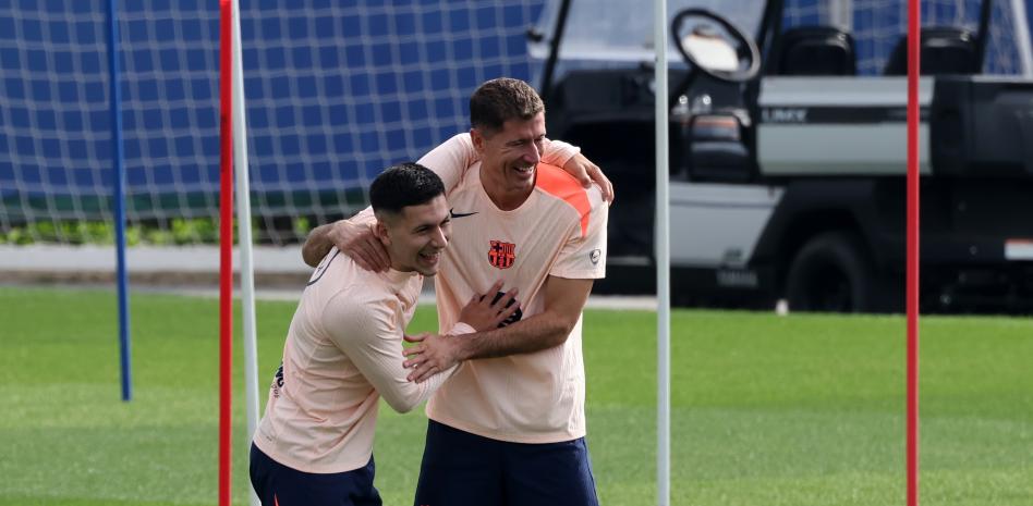 روني باردغي وروبرت ليفاندوفسكي، خلال جلسة تدريب لفريق برشلونة.