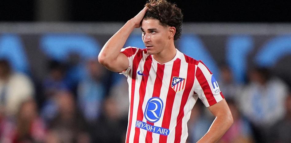 جوليان ألفاريز، في مباراة مع أتلتيكو مدريد