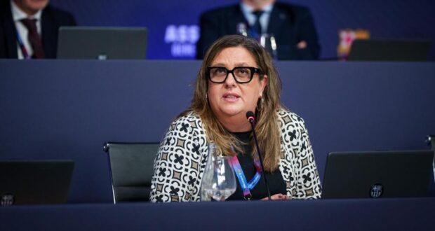 إيلينا فورت، نائبة الرئيس المؤسسي لنادي برشلونة لكرة القدم، خلال الجمعية العامة العادية لعام 2025