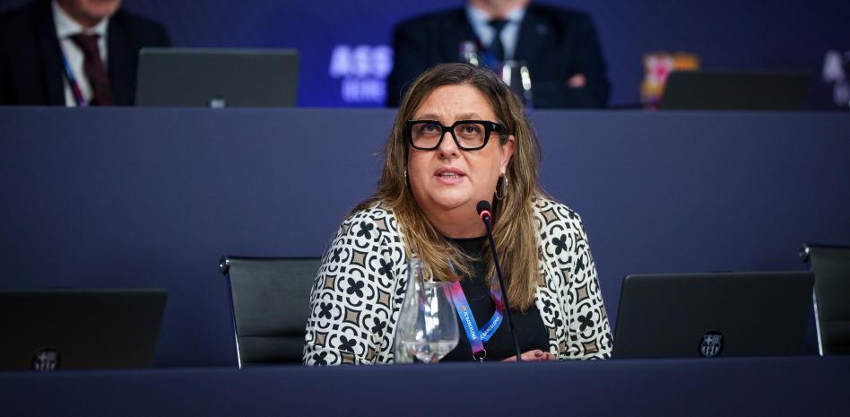 إيلينا فورت، نائبة الرئيس المؤسسي لنادي برشلونة لكرة القدم، خلال الجمعية العامة العادية لعام 2025