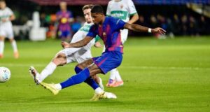 ماركوس راشفورد، لحظة تسديده على المرمى ليسجل الهدف الثالث لبرشلونة