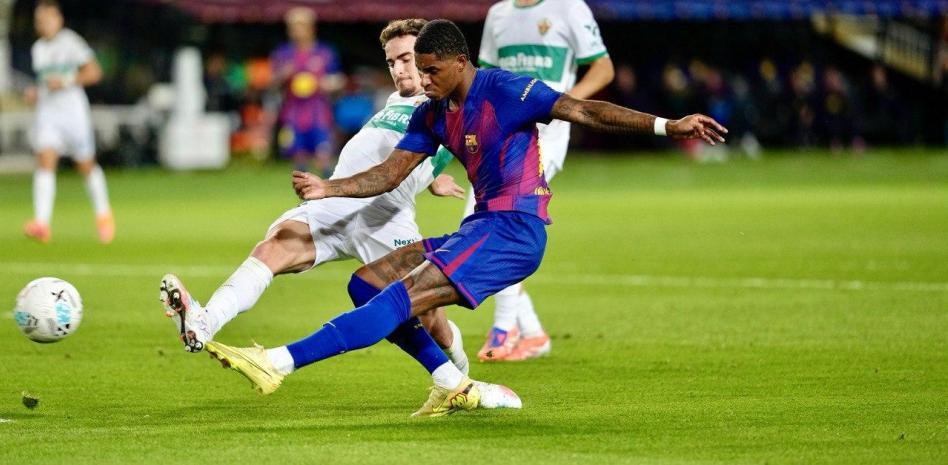 ماركوس راشفورد، لحظة تسديده على المرمى ليسجل الهدف الثالث لبرشلونة