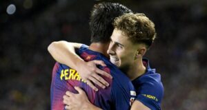 فيرمين يعانق فيران بعد أحد الأهداف ضد إلتشي