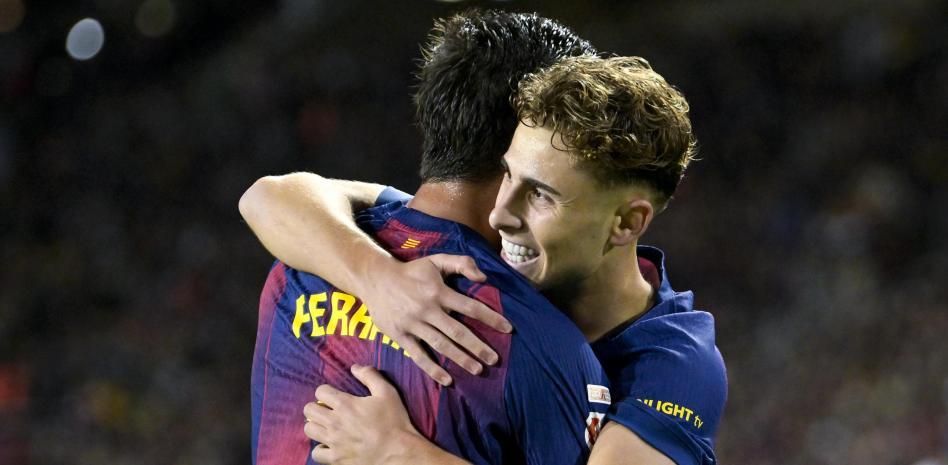 فيرمين يعانق فيران بعد أحد الأهداف ضد إلتشي