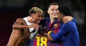 بالدي ولامين وكاسادو يحتفلون بفوز برشلونة على إلتشي