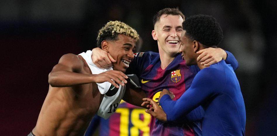 بالدي ولامين وكاسادو يحتفلون بفوز برشلونة على إلتشي