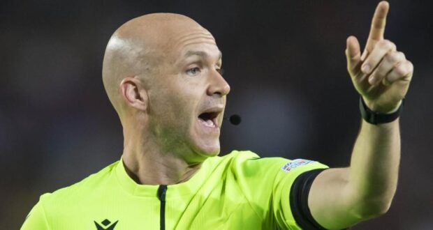 أنتوني تايلور، في مباراة برشلونة وبايرن ميونخ (0-3) لموسم 2022-23