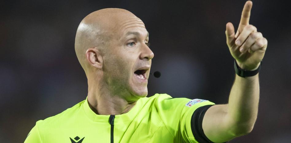 أنتوني تايلور، في مباراة برشلونة وبايرن ميونخ (0-3) لموسم 2022-23