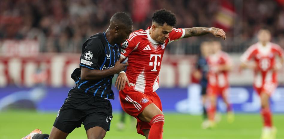 قلب الدفاع الإكوادوري جويل أوردونييز، القوي والذكي بطول 1.88 متر، في معركة مع لويس دياز في مباراة بايرن وكلوب بروج