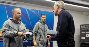 هانسي فليك يتحدث مع اللاعب البلجيكي السابق فرانكي فان دير إلست في نهاية المؤتمر الصحفي