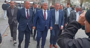 جوان لابورتا ورافا يوستي يتجولان في وسط مدينة بروج برفقة عمدة المدينة البلجيكية ديرك دي فاو