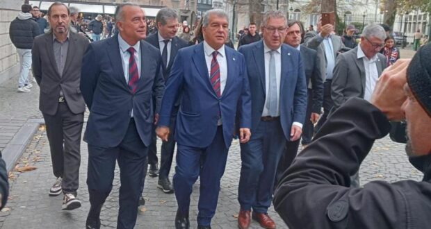 جوان لابورتا ورافا يوستي يتجولان في وسط مدينة بروج برفقة عمدة المدينة البلجيكية ديرك دي فاو