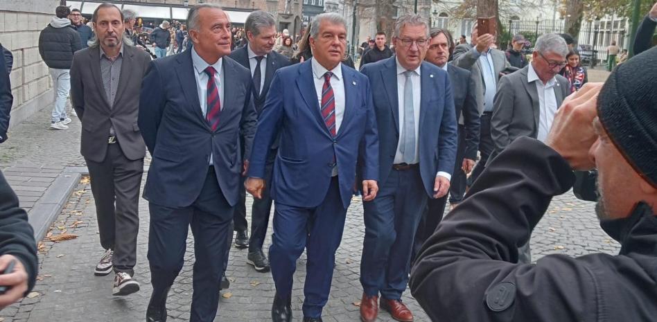 جوان لابورتا ورافا يوستي يتجولان في وسط مدينة بروج برفقة عمدة المدينة البلجيكية ديرك دي فاو