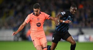 فيران توريس في مبارزة مع جويل أوردونيز خلال مباراة دوري أبطال أوروبا في بروج