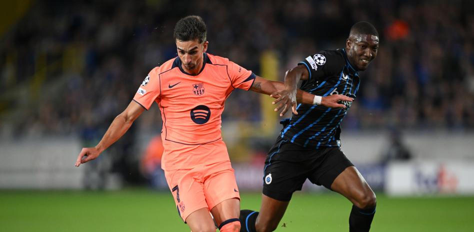 فيران توريس في مبارزة مع جويل أوردونيز خلال مباراة دوري أبطال أوروبا في بروج