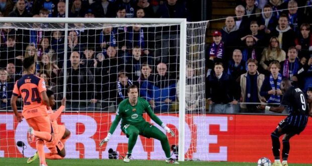 كارلوس فوربس، لاعب كلوب بروج، يسجل الهدف الثاني لصالح بروج في هجمة مرتدة قاتلة أخرى من قبل البلجيكيين.