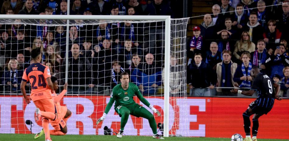 كارلوس فوربس، لاعب كلوب بروج، يسجل الهدف الثاني لصالح بروج في هجمة مرتدة قاتلة أخرى من قبل البلجيكيين.