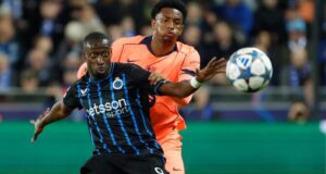 يتنافس كارلوس فوربس مع أليخاندرو بالدي في مباراة بروج وبرشلونة الأربعاء الماضي.