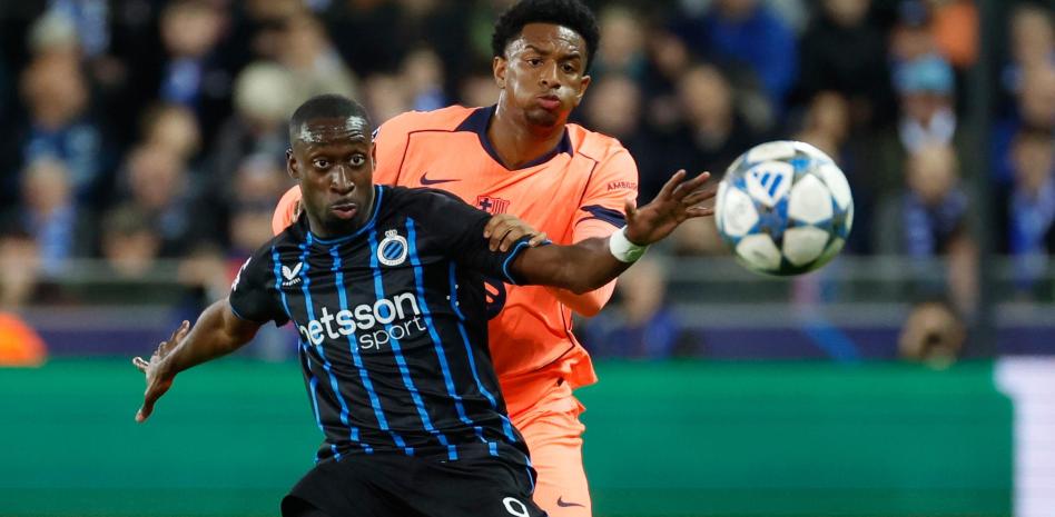 يتنافس كارلوس فوربس مع أليخاندرو بالدي في مباراة بروج وبرشلونة الأربعاء الماضي.