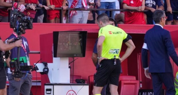 مونييز رويز يستعرض إحدى اللعبات في مباراة إشبيلية وبرشلونة