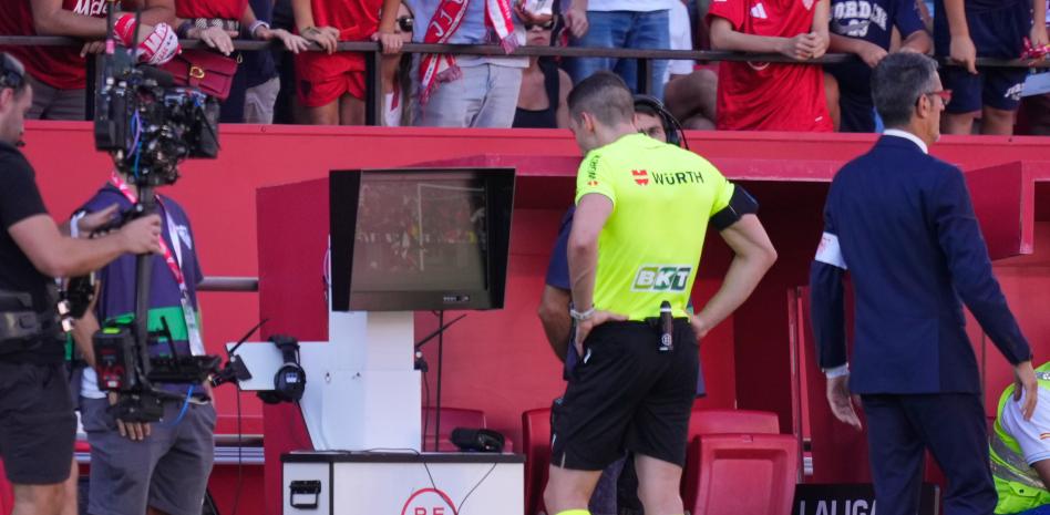 مونييز رويز يستعرض إحدى اللعبات في مباراة إشبيلية وبرشلونة